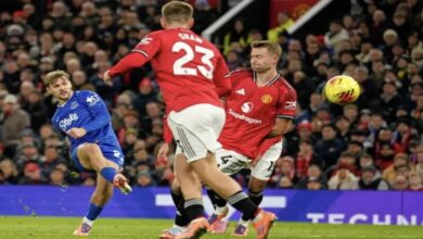 رغم طرد إدريسا غانا المبكر.. إيفرتون يعود بالنقاط الثلاث من معقل مانشستر يونايتد