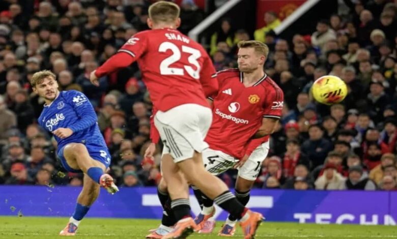 رغم طرد إدريسا غانا المبكر.. إيفرتون يعود بالنقاط الثلاث من معقل مانشستر يونايتد