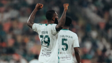 جالينو يعود بهدف وكيسييه يؤمّن الفوز.. الأهلي يهزم القادسية بعشرة لاعبين