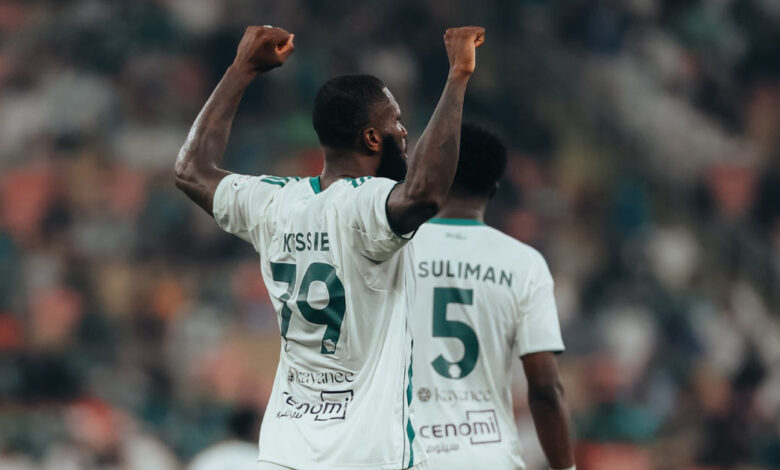 جالينو يعود بهدف وكيسييه يؤمّن الفوز.. الأهلي يهزم القادسية بعشرة لاعبين