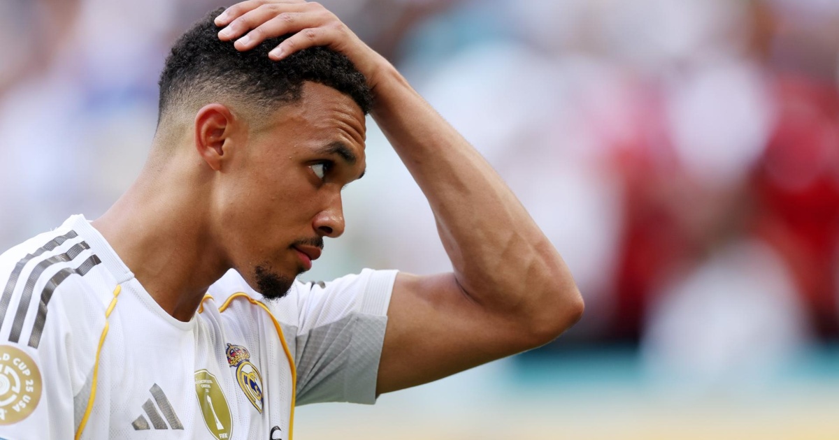 أرنولد يثير غضب جماهير ليفربول أثناء مباراة ريال مدريد