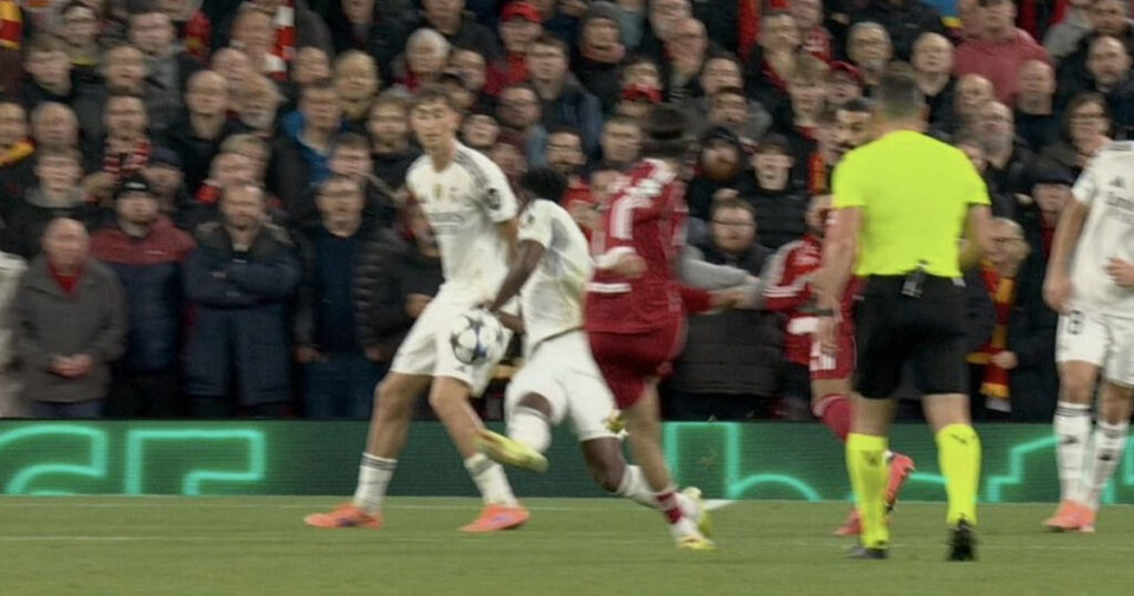 هل استحق ليفربول ركلة جزاء امام ريال مدريد بعد تسديدة سوبوسلاي؟