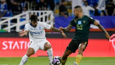 الهلال يستغل النقص العددي ويقسو على الخلود بثلاثية في الدوري السعودي