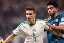 الجزائر تستغل طرد حسين علي وتُزيح العراق من الصدارة بثنائية