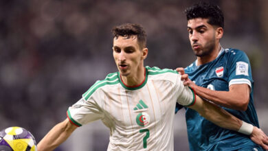 الجزائر تستغل طرد حسين علي وتُزيح العراق من الصدارة بثنائية