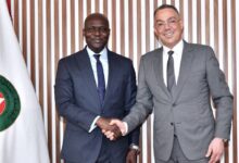 رئيس الاتحاد السنغالي عبد الله فال مع رئيس الجامعة الملكية المغربية لكرة القدم فوزي لقجع