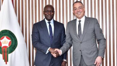 رئيس الاتحاد السنغالي عبد الله فال مع رئيس الجامعة الملكية المغربية لكرة القدم فوزي لقجع