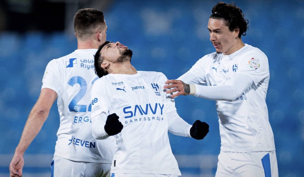 ماركوس ليوناردو يحتفل مع داروين نونيز في مباراة الهلال والرياض بالدوري السعودي