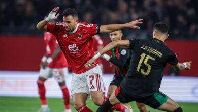 التعادل السلبي يفرض كلمته على مواجهة الأهلي والجيش الملكي في صراع الصدارة الإفريقية