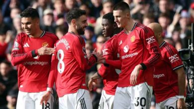 مانشستر يونايتد يستغل طرد لاكروا ويحقق فوزه الخامس تواليًا على ملعب أولد ترافورد