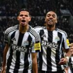 أوسولا يخطف فوزًا قاتلًا لنيوكاسل ويُلحق أول هزيمة بمانشستر يونايتد "كاريك"