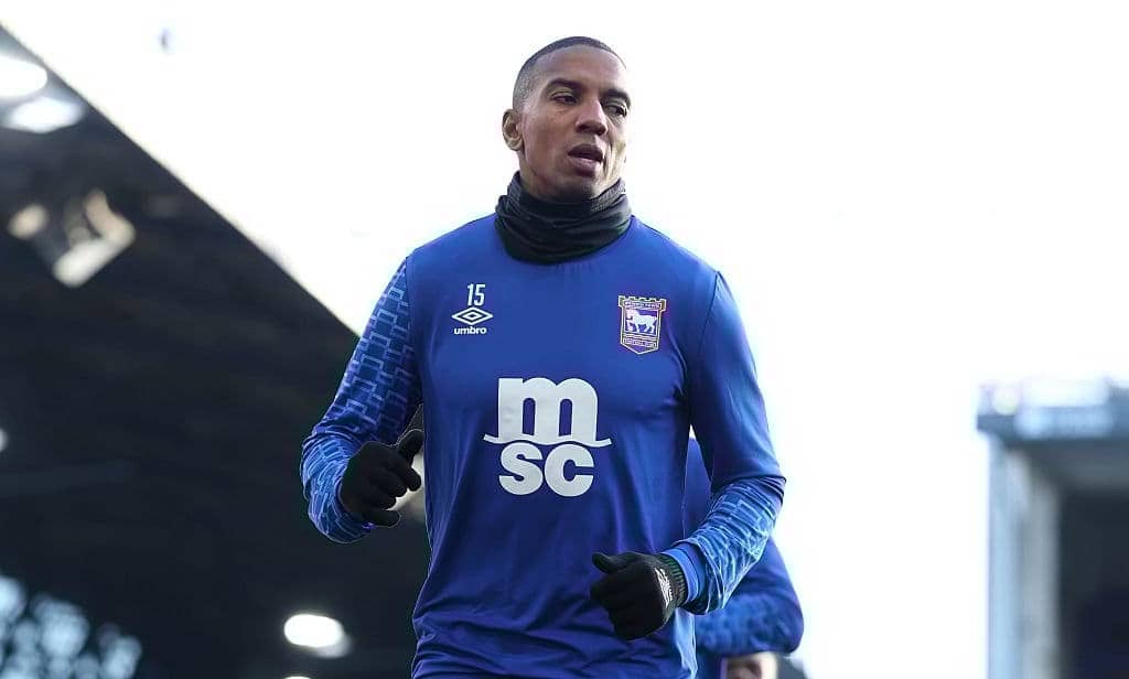 بعد مسيرة مميزة.. آشلي يونغ يعلن اعتزاله كرة القدم في سن الـ 40 عامًا