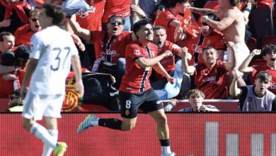 مانو مورلانيس لاعب ريال مايوركا يحتفل بتسجيل هدف أمام ريال مدريد في الليغا