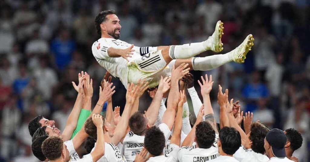 لقطة احتفال نجوم ريال مدريد بقائدهم داني كارفاخال - 23 مايو 2026
