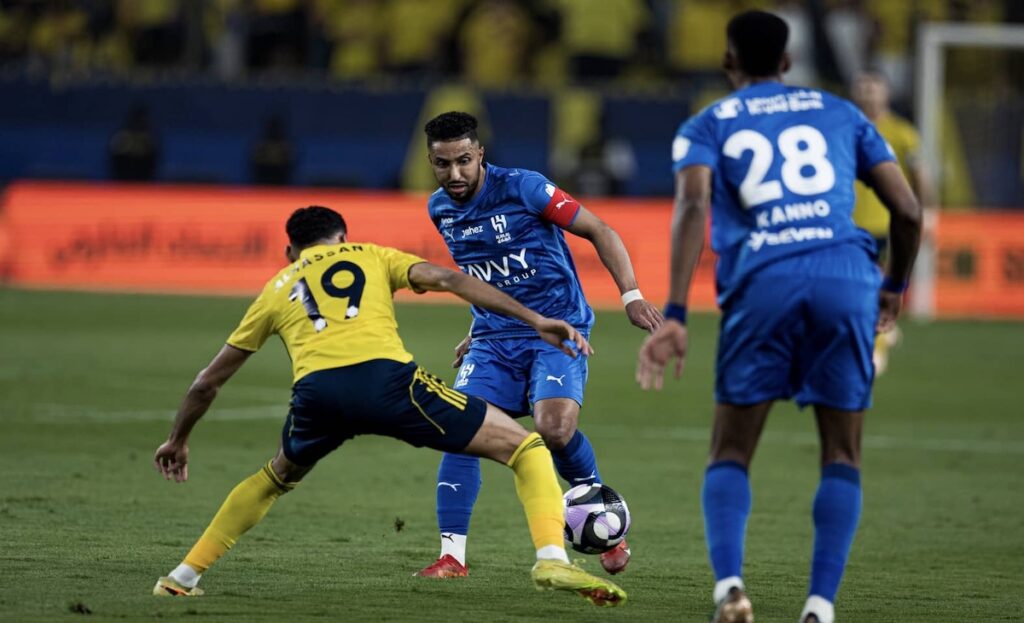 الهلال يُحبط تتويج النصر ويؤجل حسم لقب الدوري السعودي للجولة الأخيرة بعد هدية "بينتو"
