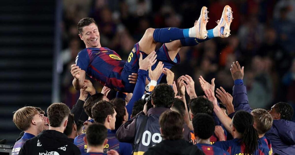 احتفال نجوم برشلونة مع ليفاندوفسكي في المباراة الأخيرة له مع الفريق على ملعب الكامب نو - 17 مايو 2026