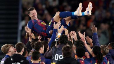احتفال نجوم برشلونة مع ليفاندوفسكي في المباراة الأخيرة له مع الفريق على ملعب الكامب نو - 17 مايو 2026