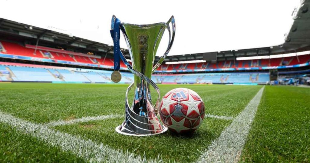 كأس وميدالية دوري أبطال أوروبا للسيدات وكرة النهائي