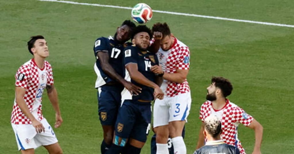 صراع على الكرة بين لاعبي بنما ضد كرواتيا بمونديال 2026