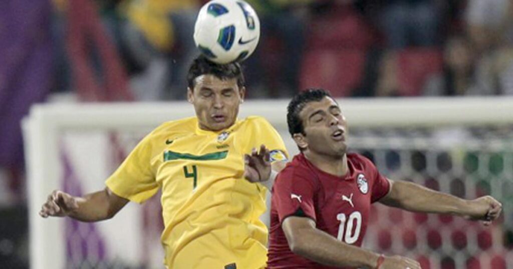 لقطة بين عماد متعب وتياجو سيلفا من آخر مباراة ودية جمعت مصر والبرازيل في عام 2011