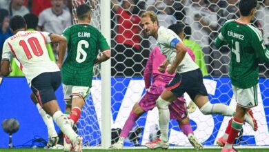 تأهل شاق لإنجلترا لربع نهائي كأس العالم بعد فوز مثير على المكسيك بـ 10 لاعبين